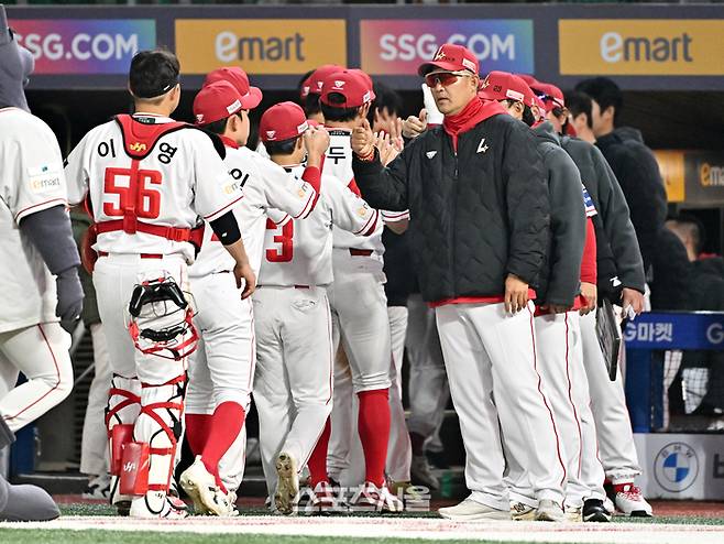 SSG 이숭용 감독(오른쪽)이 2일 문학구장에서 열린 2026 KBO리그 키움과의 경기에서 11-1로 승리한 뒤 선수들과 하이파이브를 나누고 있다. 문학 | 박진업 기자 upandup@sportsseoul.com