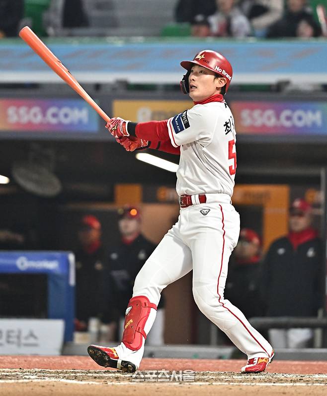SSG 최지훈이 2일 문학구장에서 열린 2026 KBO리그 키움과의 경기 8회말 무사 1루 키움 정세영을 상대로 2점 홈런을 치고 있다. 최지훈의 시즌 첫 홈런. 문학 | 박진업 기자 upandup@sportsseoul.com