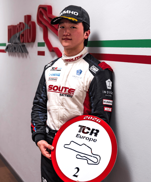 쏠라이트 인디고 레이싱의 박준성이 '2026 TCR 유럽' 개막전 레이스1에서 치열한 경쟁 끝에 2위를 기록하며 시즌 첫 포디엄에 올랐다. (쏠라이트 인디고 레이싱 박준성이 '2026 TCR 유럽' 개막전 레이스1에서 시즌 첫 포디엄에 올랐다). /사진=현대성우쏠라이트