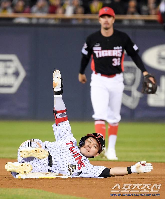 1일 잠실구장에서 열린 LG와 KIA의 경기. 7회말 LG 문성주가 안타를 날린 뒤 2루를 노렸지만 태그아웃 당하고 있다. 잠실=박재만 기자 pjm@sportschosun.com/2026.04.01/
