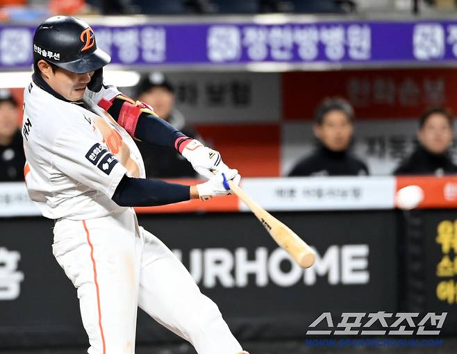 1일 대전한화생명볼파크에서 열린 KT와 한화의 경기. 8회말 2사 1,2루 한화 심우준이 동점 3점홈런을 치고 있다. 대전=허상욱 기자wook@sportschosun.com/2026.04.01/