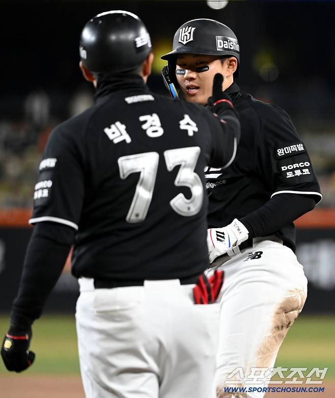 1일 대전한화생명볼파크에서 열린 KT와 한화의 경기. 7회초 2사 만루 KT 최원준이 2타점 역전타를 치고 기뻐하고 있다. 대전=허상욱 기자wook@sportschosun.com/2026.04.01/