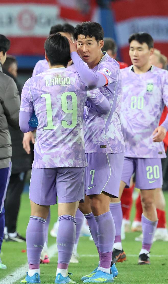 이강인 다독이는 손흥민

    (빈[오스트리아]=연합뉴스) 최재구 기자 = 31일(현지시간) 오스트리아 빈 에른스트 하펠 스타디움에서 열린 한국 축구 국가대표팀과 오스트리아의 평가전에서 한국 손흥민이 수분 섭취 시간에 이강인을 다독이고 있다. 2026.4.1