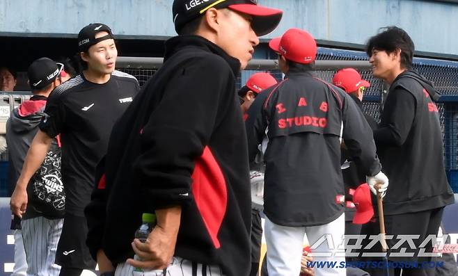 훈련을 마친 LG 임찬규가 KIA 김도영과 반갑게 인사를 나눴다.