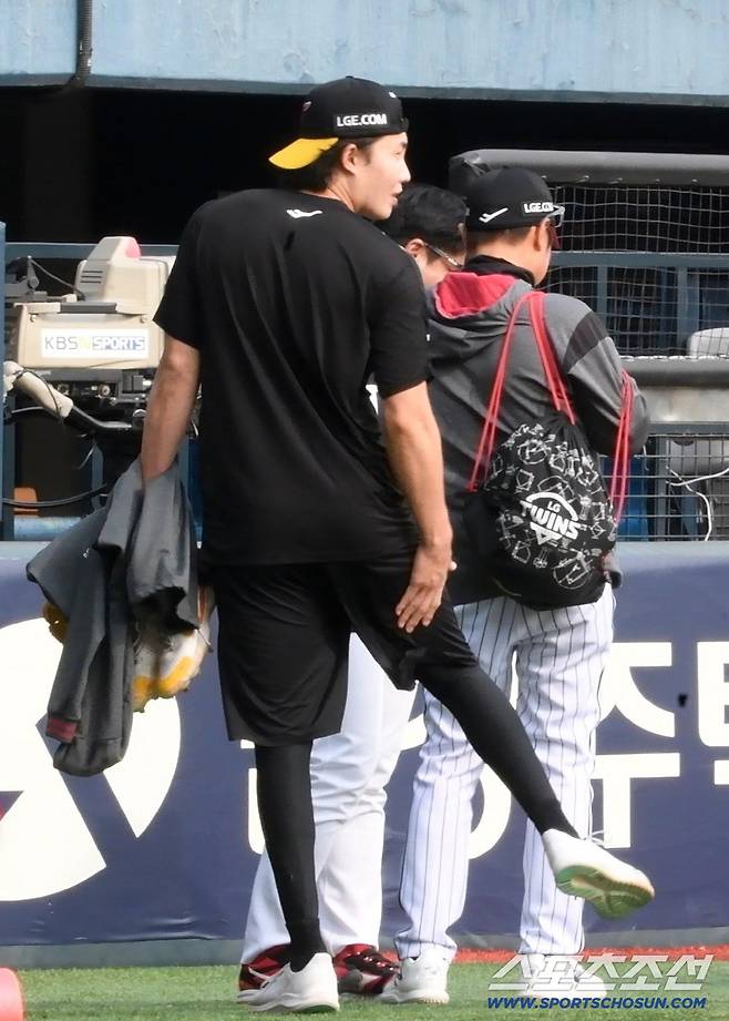 타 팀이지만 전날 맹타를 휘두른 김도영을 칭찬한 임찬규는 진심으로 후배를 챙겼다. 잠실=박재만 기자 pjm@sportschosun.com