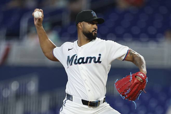 샌디 알칸타라가 2일(한국시각) 론디포파크에서 열린 시카고 화이트삭스전에 선발등판해 힘차게 공을 뿌리고 있다.. AFP연합뉴스