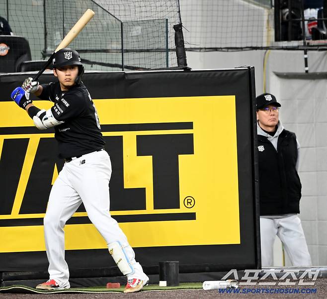 다부진 표정으로 타석을 기다리고