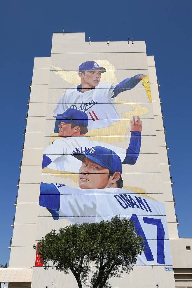 epa12847264 A new mural with Los Angeles Dodgers pitchers Roki Sasaki, Yoshinobu Yamamoto, and Shohei Ohtani is unveiled at the DoubleTree by Hilton in Torrance, California, USA, 24 March 2026. The mural titled 'Samurai of the Diamond' was painted by muralist Robert Vargas as an homage to the city's strong ties between baseball and Japanese culture. EPA/CHRIS TORRES
<저작권자(c) 연합뉴스, 무단 전재-재배포, AI 학습 및 활용 금지>