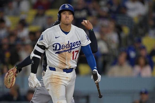 Apr 1, 2026; Los Angeles, California, USA; Los Angeles Dodgers two-way player Shohei Ohtani (17) returns to the dugout after he was called out on a checked swing with bases loaded to end in the eighth inning against the Cleveland Guardians at Dodger Stadium. Mandatory Credit: Jayne Kamin-Oncea-Imagn Images
<저작권자(c) 연합뉴스, 무단 전재-재배포, AI 학습 및 활용 금지>