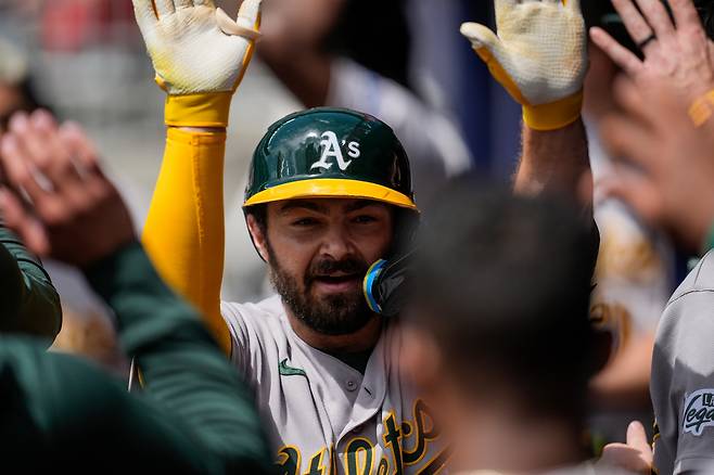 애슬레틱스 랭걸리어스가 2일(한국시각) 애틀랜타전에서 4회 솔로홈런을 터뜨리고 들어와 동료들과 하이파이브를 하고 있다. AP연합뉴스