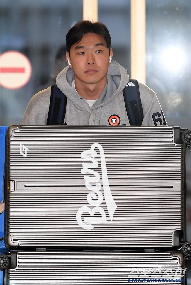 두산 베어스 선수단이 18일 인천국제공항을 통해 스프링캠프가 열리는 호주로 출국했다. 최원준이 출국장으로 향하고 있다. 인천공항=박재만 기자 pjm@sportschosun.com/2026.01.18/