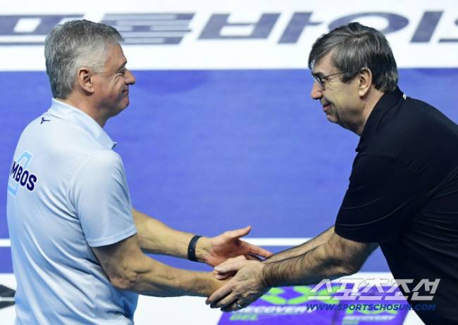 16일 인천 계양체육관에서 열린 V리그 남자부 대한항공과 현대캐피탈의 경기. 경기를 앞두고 인사를 나누고 있는 대한항공 헤난 감독(왼쪽)과 현대캐피탈 필립 블랑 감독. 인천=송정헌 기자songs@sportschosun.com/2025.12.16/