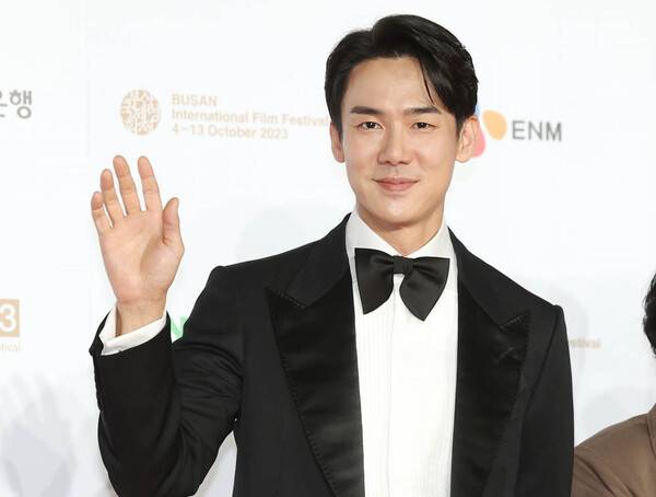 부산국제영화제(BIFF) 개막식이 열리는 4일 오후 부산 해운대구 영화의전당 포토월에서 배우 유연석이 포즈를 취하고 있다. 2023.10.4