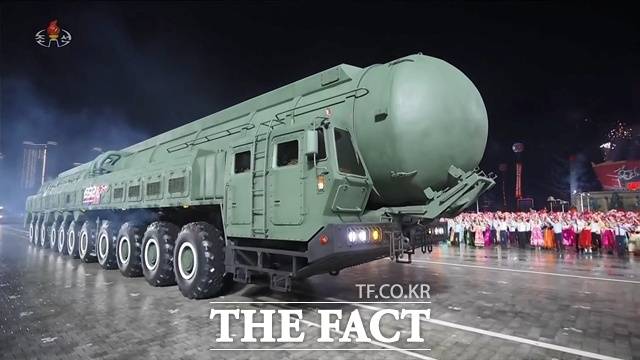 미 국방부 산하 국방정보국(DIA) 분석관 출신 브루스 벡톨 앤젤로주립대 교수는 지난달 31일 <더팩트>에 "2025년 6월 이후 이란이 북한, 중국, 러시아 등으로부터 장비를 공급받아 미사일 산업을 재가동했다"고 말했다. 사진은 지난해 10월 10일 평양 김일성광장에서 노동당 창건 80주년 경축 열병식이 거행됐던 모습. /뉴시스, 조선중앙TV 갈무리