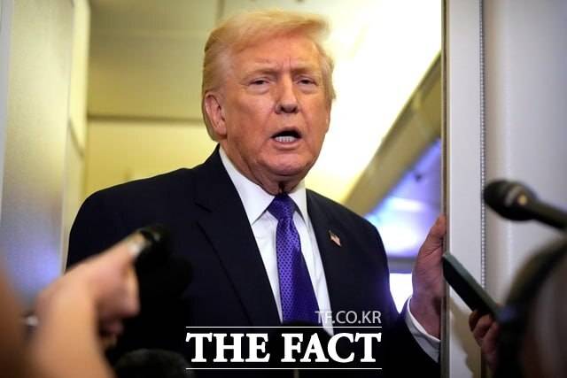 도널드 트럼프 미국 대통령은 1일(현지시간) "2~3주 동안 이란을 대대적으로 타격할 것"이라고 밝혔다. /뉴시스, AP