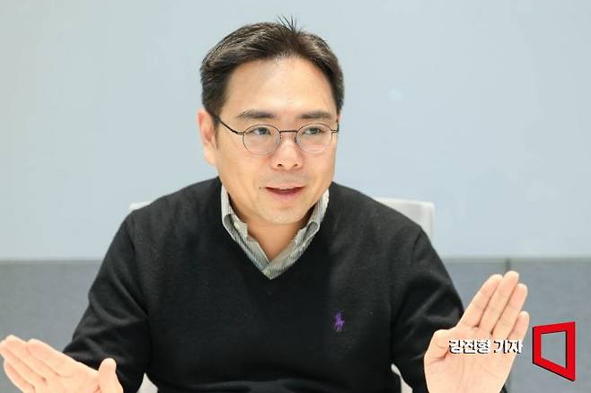 홍기훈 토스인사이트 연구소장이 3월31일 서울 용산구 토스인사이트에서 인터뷰 하고 있다. 강진형 기자