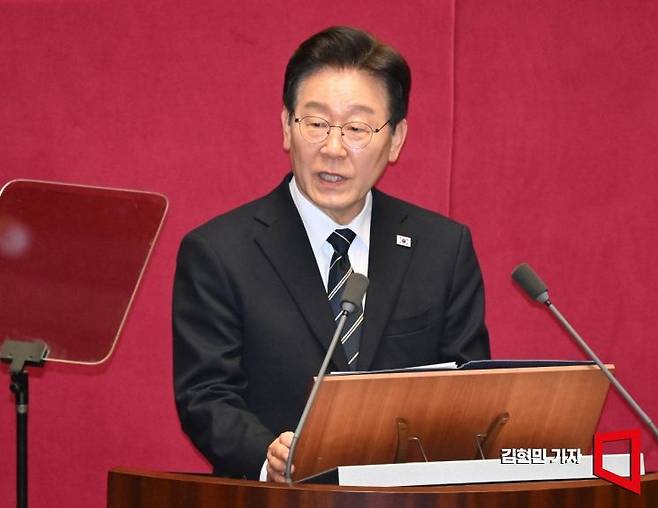 이재명 대통령이 2일 국회 본회의장에서 2026년도 제1회 추가경정예산안에 대한 시정연설을 하고 있다. 김현민 기자