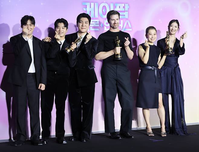 1일 한국을 찾은 ‘케이팝 데몬 헌터스’의 주역들이 오스카 트로피를 들고 기념 촬영을 하고 있다. 왼쪽부터 작곡가 남희동·이유한·곽중규, 크리스 아펠한스·매기 강 감독, 작곡가 겸 가수 이재. /장경식 기자
