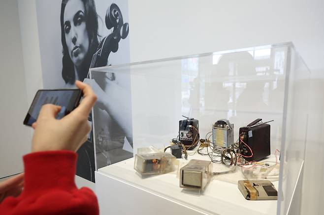 백남준 작품 ‘살아있는 조각을 위한 TV브라’(1969)와 함께 샬롯 무어만의 사진이 전시됐다. /연합뉴스