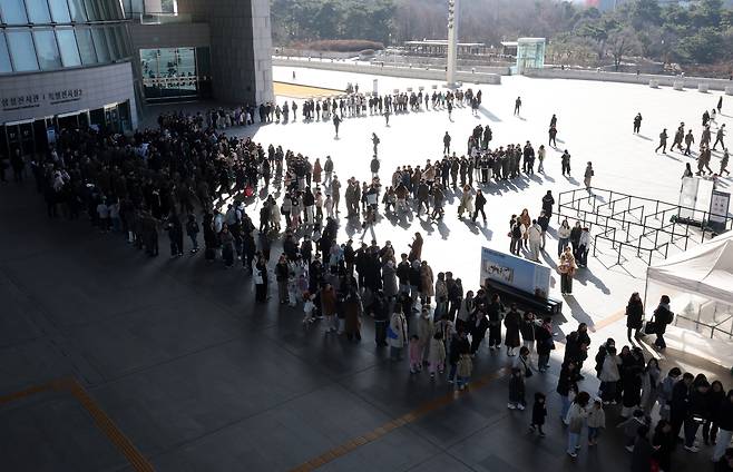 서울 용산 국립중앙박물관을 찾은 관람객들이 입구에서 길게 줄 서 있는 모습. /뉴시스