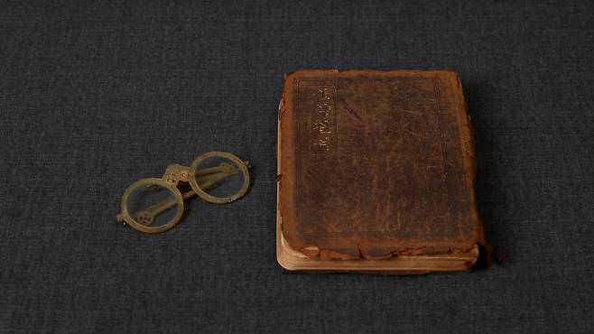 안동 지역에서 사역한 웰본 선교사의 성경과 안경. /양화진기록관 제공