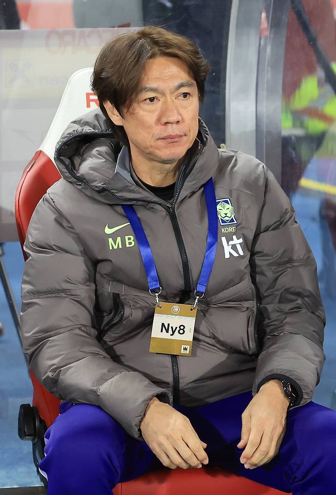 31일(현지시간) 오스트리아 빈 에른스트 하펠 스타디움에서 열린 한국 축구 국가대표팀과 오스트리아의 평가전에서 홍명보 감독이 벤치에서 경기 시작을 기다리고 있다./연합뉴스 jjaeck9@yna.co.kr/2026-04-01 07:24:14/<저작권자 ⓒ 1980-2026 ㈜연합뉴스. 무단 전재 재배포 금지, AI 학습 및 활용 금지>