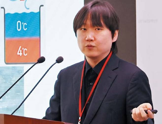 김경환 포스텍 교수가 지난 24일 정부세종청사 과학기술정보통신부 브리핑실에서 영하 약 60도가 물의 두 종류 상태 경계가 사라지는 ‘임계점’이라고 발표하고 있다. /연합뉴스