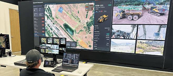 미국 피지컬 AI 기업 ‘어플라이드 인튜이션’의 관제 센터에서 직원이 무인 건설 현장을 관리하고 있다. /어플라이드 인튜이션