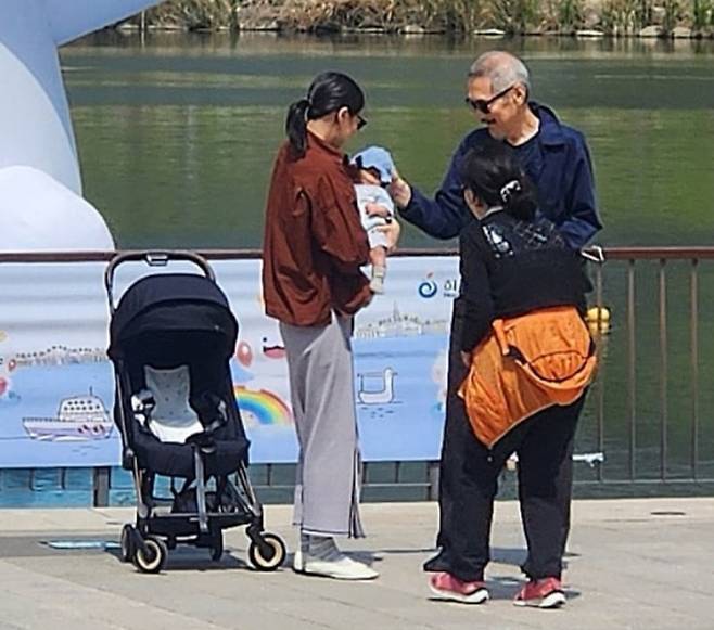 지난해 경기 하남시 미사호수공원에서 포착된 홍 감독과 김민희의 모습. /온라인 커뮤니티