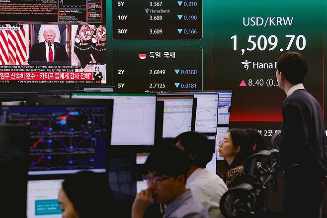 2일 오전 서울 중구 하나은행 딜링룸 전광판에 트럼프 미 대통령의 중동 전쟁 관련 대국민 연설 방송이 송출되고 있다./뉴스1