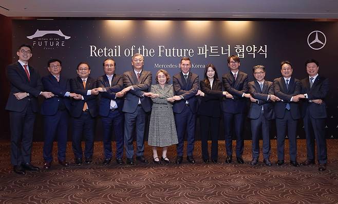 메르세데스-벤츠 코리아는 지난 2월 25일 서울신라호텔에서 전국 11개 공식 딜러사와 함께 새로운 차량 판매 방식인 '리테일 오브 더 퓨처'(Retail of the Future)의 성공적 도입을 위한 협약식을 진행했다. /메르세데스-벤츠 코리아 제공