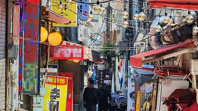 2일 오후 서울 종로3가역 근처 익선동 초입부에 형성된 상점들 사이로 노인들이 걸어가고 있다. ⓒ데일리안 진현우 기자