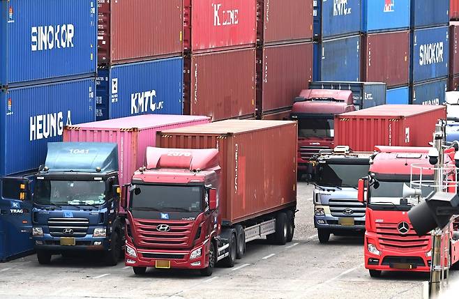 중동 사태로 인한 고유가 여파로 물류업계 부담이 커진 30일 경기 의왕시 내륙컨테이너기지(ICD)에 대형 화물차들이 줄지어 멈춰서 있다. 2026.03.30 [의왕=뉴시스]