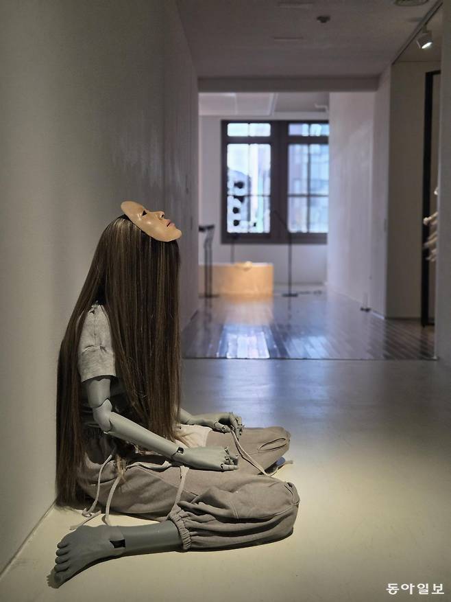 홍은주의 ‘플레이어들’. 이질감이 느껴지는 자세와 표정으로 표현된 마네킹이 섬뜩한 분위기를 풍긴다. 
이지윤 기자 leemail@donga.com