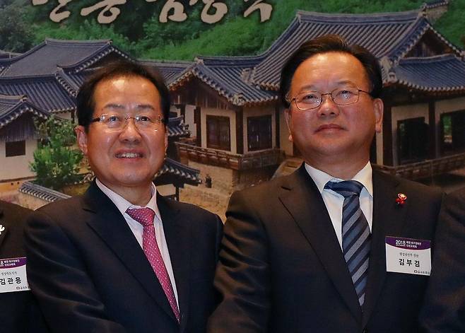 홍준표 전 대구시장(왼쪽)과 김부겸 전 국무총리. 뉴스1