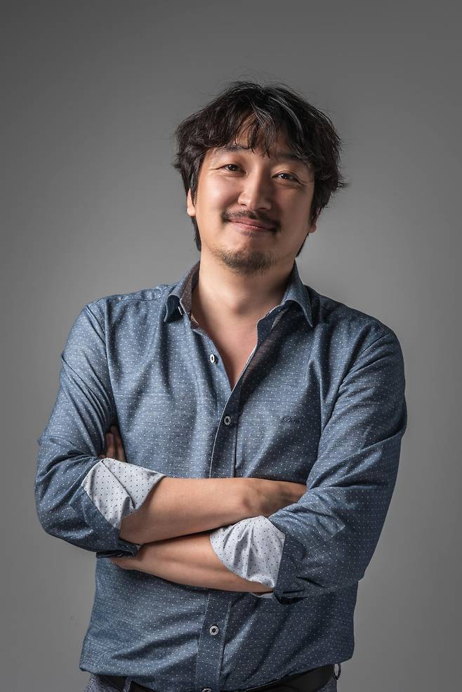 ‘쓰는 사람’을 집필한 백희성 건축가. 그는 벽에 부딪힐 때면 “뭐가 잘 안 되는 건 재밌는 게 숨어 있기 때문이야”라는 어머니 말씀을 떠올린다고 했다.    교보문고 제공