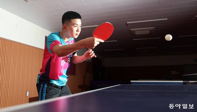 중학교 3학년인 이승수는 지난달 ‘월반’해 출전한 전국남녀종별선수권대회 남자 고등부 단식에서 고교생 형들을 제치고 우승했다. 이승수는 2004 아테네 올림픽 탁구 남자 단식 금메달리스트 유승민 대한체육회장을 넘어 “올림픽 금메달 2개를 목에 거는 것”이 꿈이라고 말했다. 사진은 최근 대전동산중 훈련장에서 만난 이승수의 모습. 장승윤 기자 tomato99@donga.com
