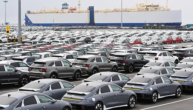 경기도 평택항 내 자동차 전용부두에 선적을 기다리는 수출용 차량이 세워져 있다. 2025.03.27. 뉴시스