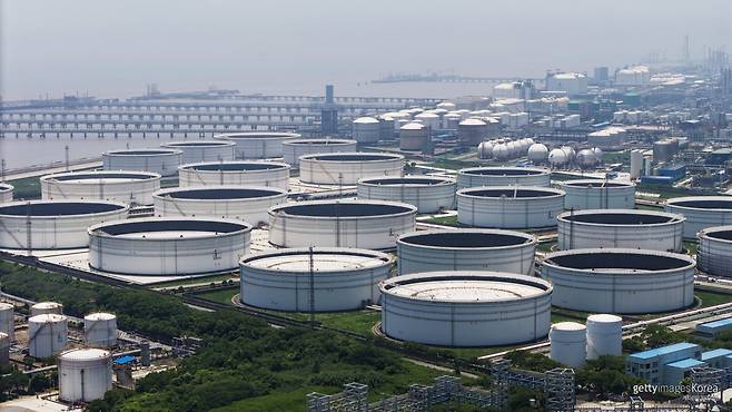 중국 상하이 외곽의 한 석유화학 생산 기지에 설치된 ‘티포트’ 석유 저장 시설의 모습. 사진=게티이미지