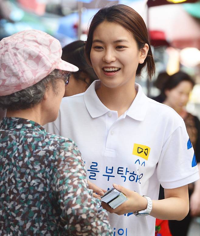 배우 윤세인 씨(본명 김지수)가 2014년 5월 27일 아버지 김부겸 당시 새정치민주연합 대구시장 후보 선거 지원에 나섰다. 대구 서구의 한 시장에서 시민에게 인사하며 지지를 호소하고 있다. 뉴시스