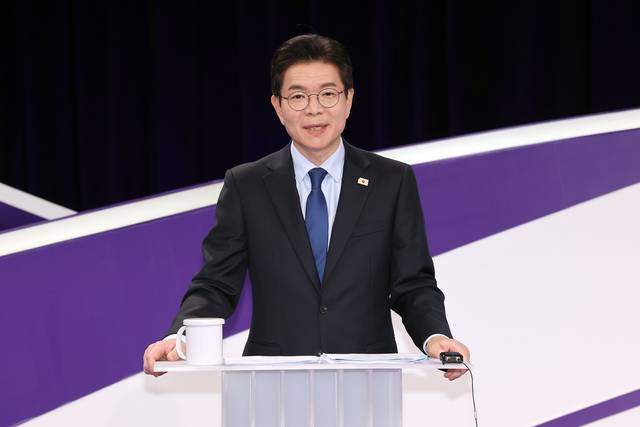 정원오 더불어민주당 서울시장 예비후보가 31일 서울 마포구 상암동 MBC 신사옥에서 열린 더불어민주당 서울시장 후보자 본경선 합동토론회에서 토론 준비를 하고 있다. [국회사진기자단]