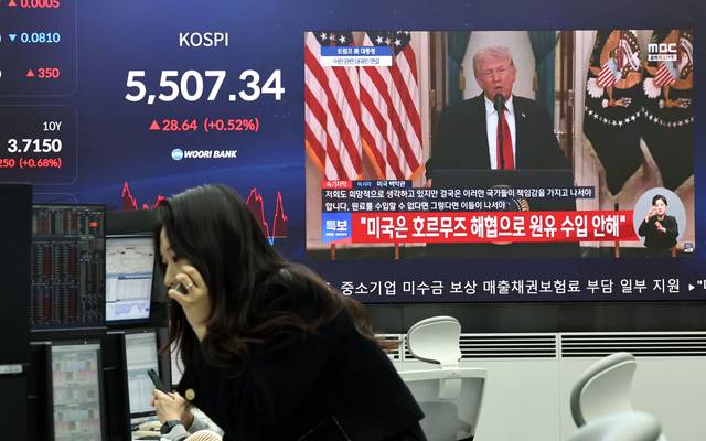 2일 서울 중구 우리은행 본점 딜링룸 현황판에 도널드 트럼프 미국 대통령의 이란 전쟁 관련 대국민 연설 화면이 나오고 있다.[연합뉴스 사진]