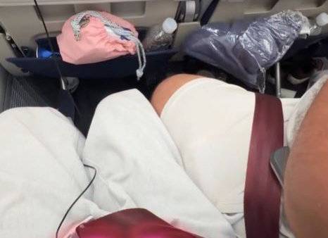 장거리 비행 중 옆자리 승객이 좌석을 침범해 13시간 내내 불편을 겪었다는 사연이 확산되며 기내 민폐 논란이 다시 불붙고 있다. 사진=인스타그램 갈무리