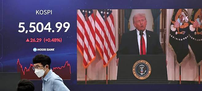 2일 서울 중구 우리은행 본점 딜링룸 현황판에 도널드 트럼프 미국 대통령의 이란 전쟁 관련 대국민 연설 화면이 나오고 있다. 연합뉴스