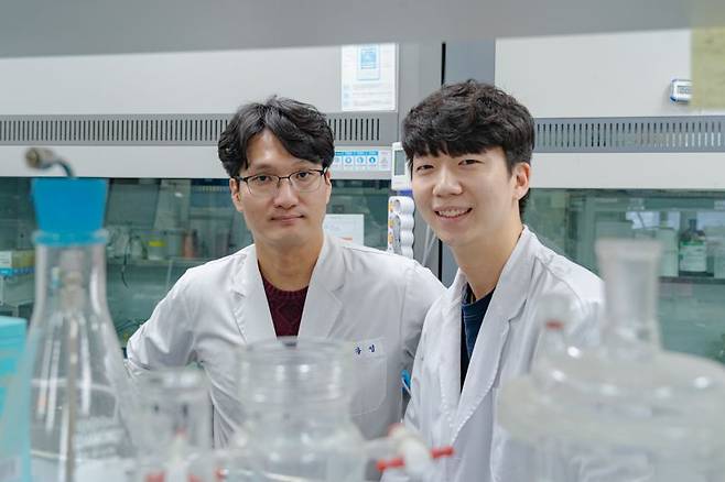 광주과학기술원(GIST) 엄광섭 차세대에너지연구소장(왼쪽)과 조진현 박사. GIST 제공