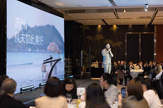 3월 30일 열린 ‘제주-중국 관광교류의 밤’에서 중국 관광업계 관계자가 제주 관광자원을 소개하고 있다. 제주도와 제주관광공사는 중국 5대 권역 핵심 여행사와 항공사, 언론사를 초청해 프리미엄 관광시장 공략에 나섰다. /사진=제주특별자치도 제공