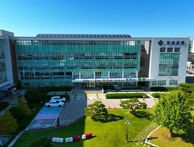 전남 보성군<사진>이 오는 3일부터 6월까지 카드형 보성사랑상품권으로 보성지역 주유소에서 주유할 경우 최대 25% 특별 할인 혜택을 제공한다. 보성군 제공