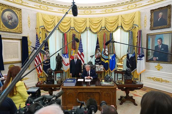 도널드 트럼프 미국 대통령이 지난 31일(현지시간) 워싱턴 백악관에서 기자들의 질문을 받고 있다.AP연합뉴스