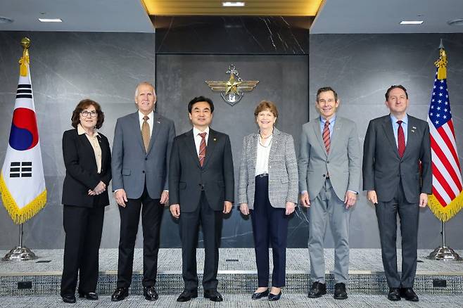 안규백 국방부 장관이 2일 국방부를 방문한 미국 상원의원단과 기념 촬영하고 있다. 국방부 제공