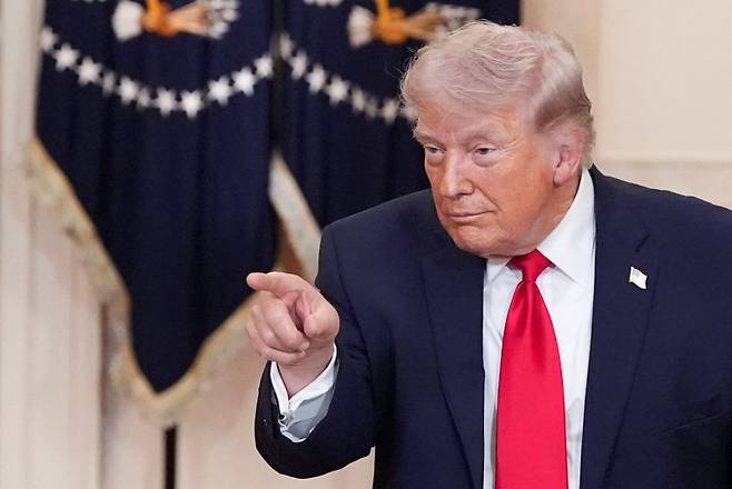 도널드 트럼프 미국 대통령이 1일(현지시간) 미 워싱턴 D.C. 백악관에서 이란 전쟁과 관련한 연설도중 손짓을 하고 있다. 로이터연합뉴스